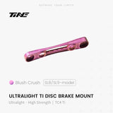 TiNE Adaptador de Freno de Disco Flat Mount de Titanio para Specialized SL8 / SL9 en acabado Blush Crush (rosa fucsia)