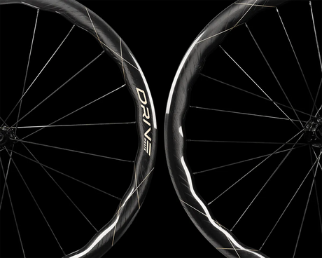 Ruedas EliteWheels Helix 46D SS Fusión de oro, detalle del perfil ondulado y los vinilos