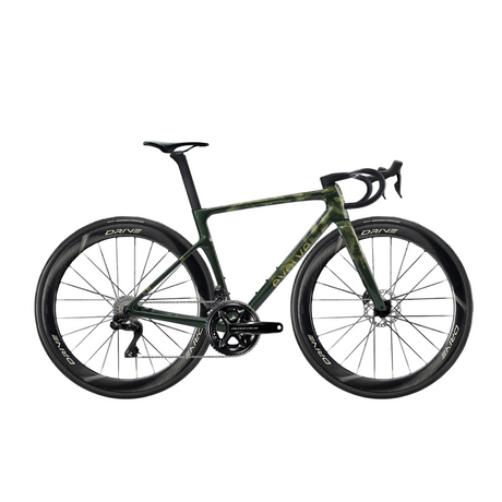 Rennrad Evolve Artista Cima Dura-Ace Di2 Emerge, Seitenansicht mit großem Logo