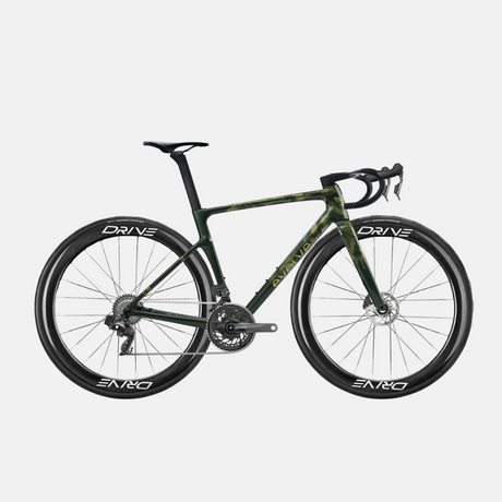 Rennrad Evolve Artista Cima Force AXS Emerge, Seitenansicht mit großem Logo