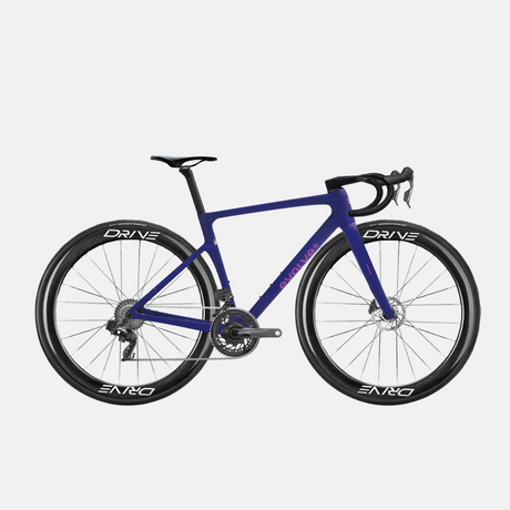Rennrad Evolve Artista Cima Force AXS Speed - Adrift, Seitenansicht mit großem Logo