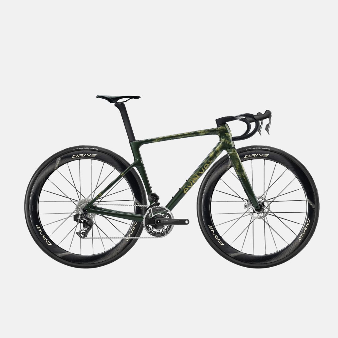 Bicicleta Evolve Artista Cima Red AXS Emerge, vista lateral con logo grande