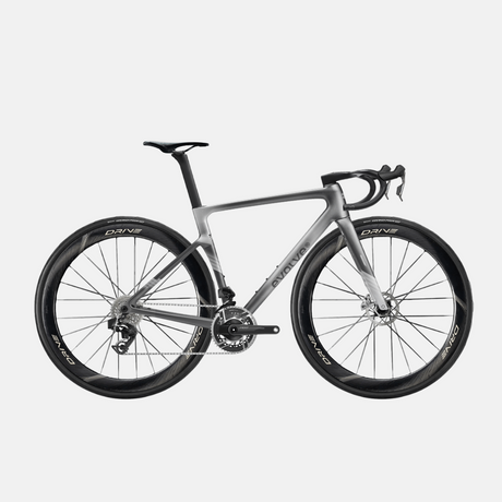 Rennrad Evolve Artista Cima Red AXS Mist, Seitenansicht mit großem Logo