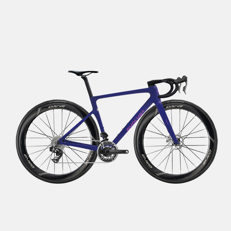 Rennrad Evolve Artista Cima Red AXS Speed - Adrift, Seitenansicht mit großem Logo