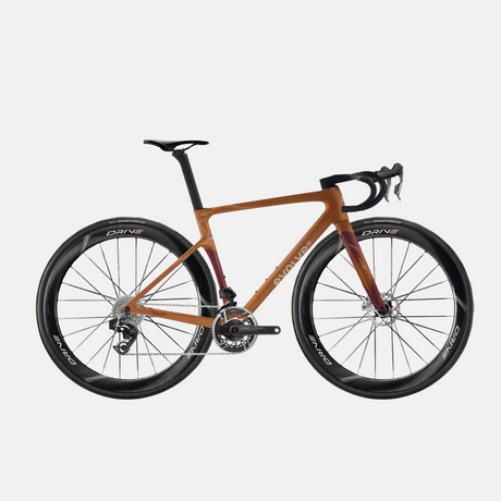 Rennrad Evolve Artista Cima Red AXS Wilderness, Seitenansicht mit großem Logo