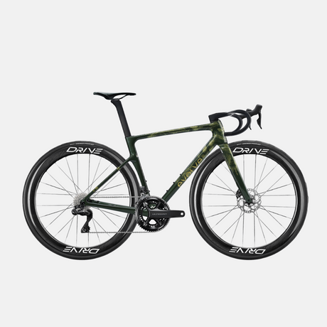 Rennrad Evolve Artista Cima Ultegra Di2 Emerge, Seitenansicht mit großem Logo