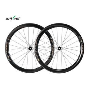 Ruedas Upvine Gravel Disc, three-quarter view
