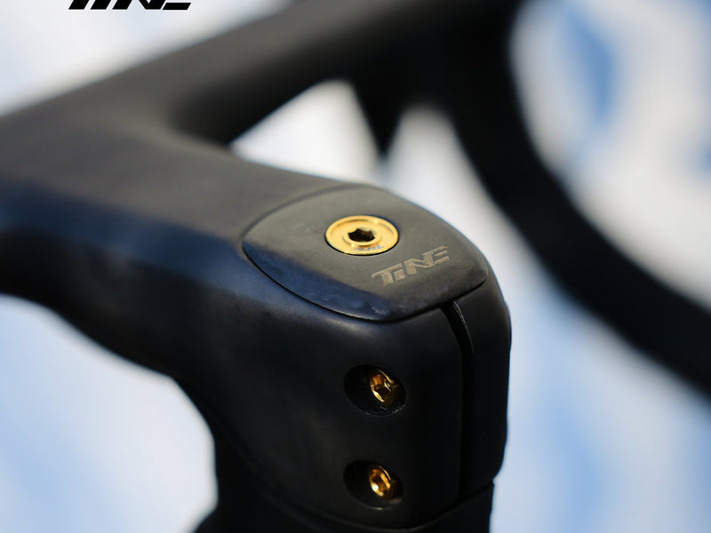 Top cap in carbonio TiNE con viti in titanio dorate montato su un attacco Roval Rapide