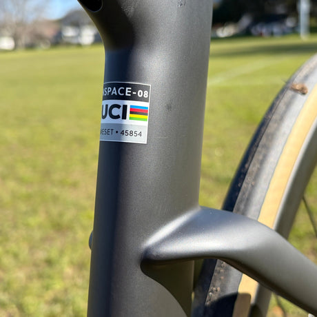 Bicicleta Winspace M6 105 Mecánico Carbon black, detalle de las vainas
