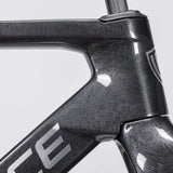 Bicicleta Winspace M6 105 Mecánico Frost Black, detalle del tubo de dirección