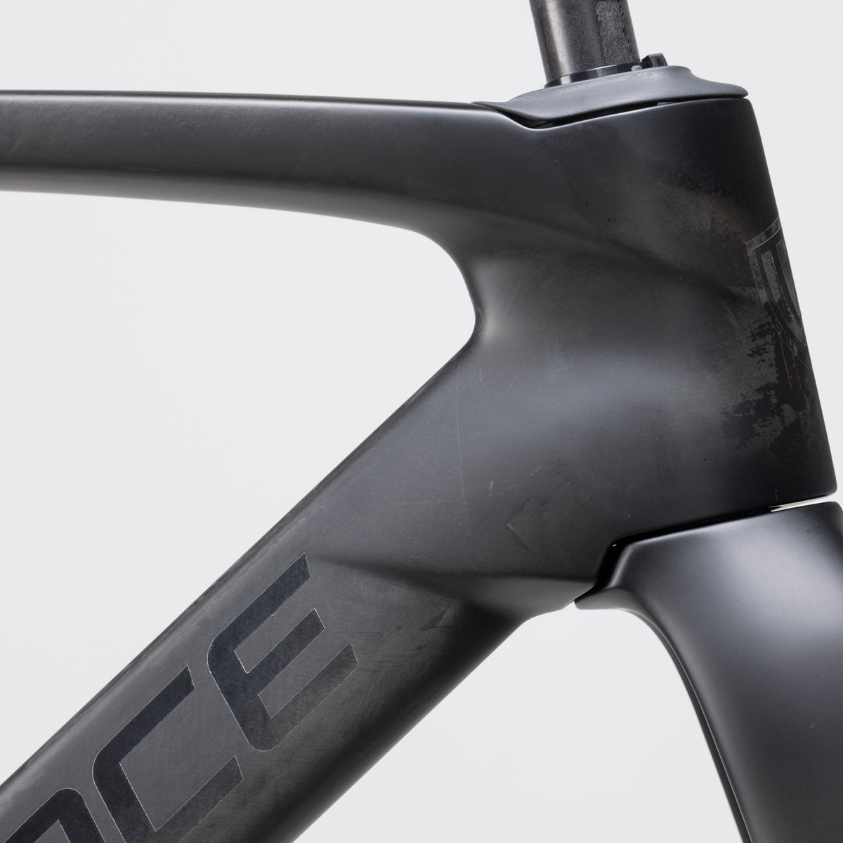 Winspace T1600 105 Di2 Carbon black bike, side view
