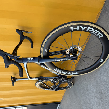 Vélo Winspace T1600 Dura-Ace Di2 Deep Space, vue de trois quarts