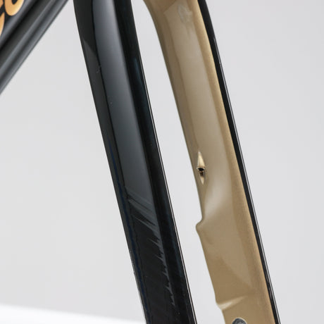 Cadre Winspace T1600 Ultra Obsidian Gold, détail de la fourche